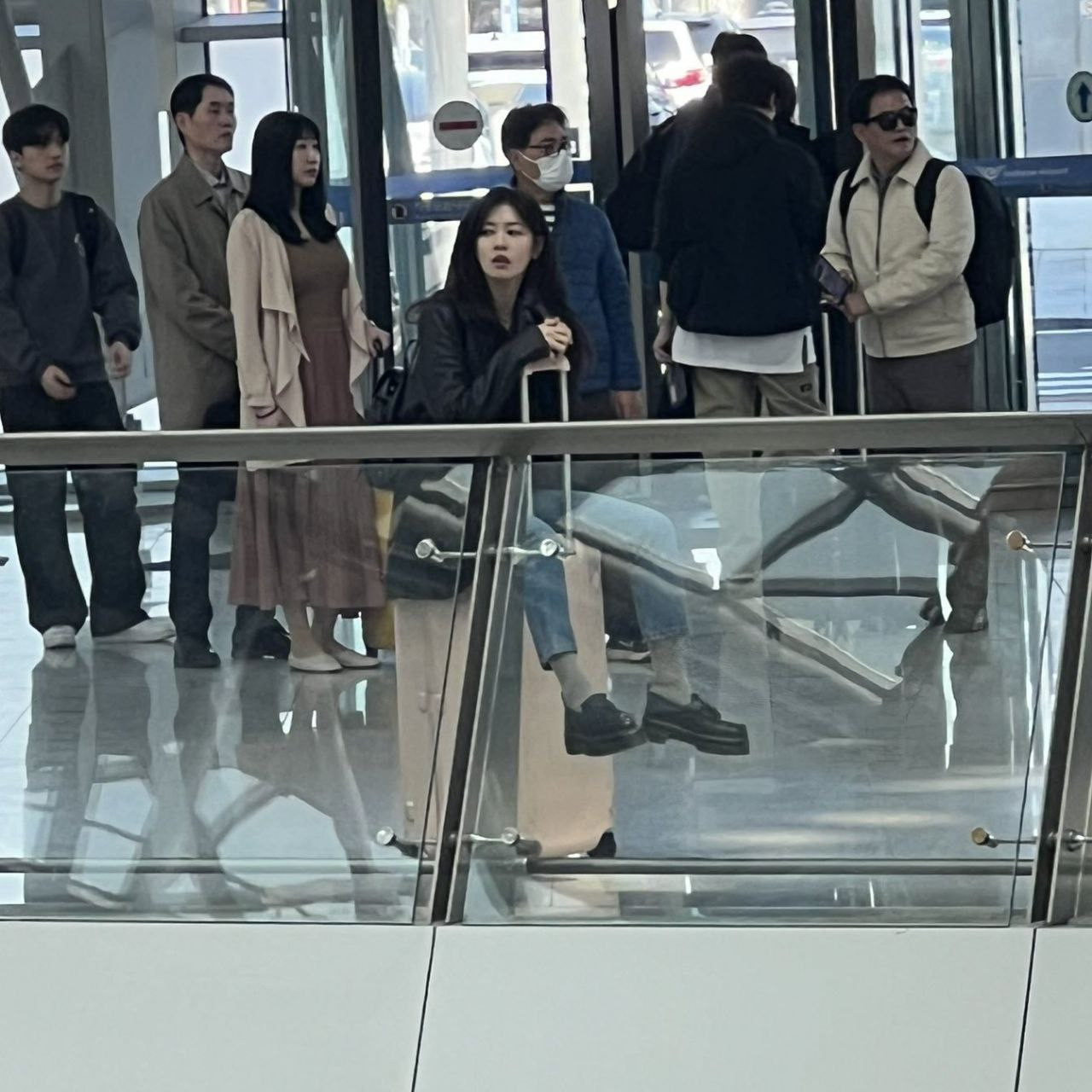 Jung So Min và Jung Hae In trong lúc quay phim do người qua đường chụp lại.