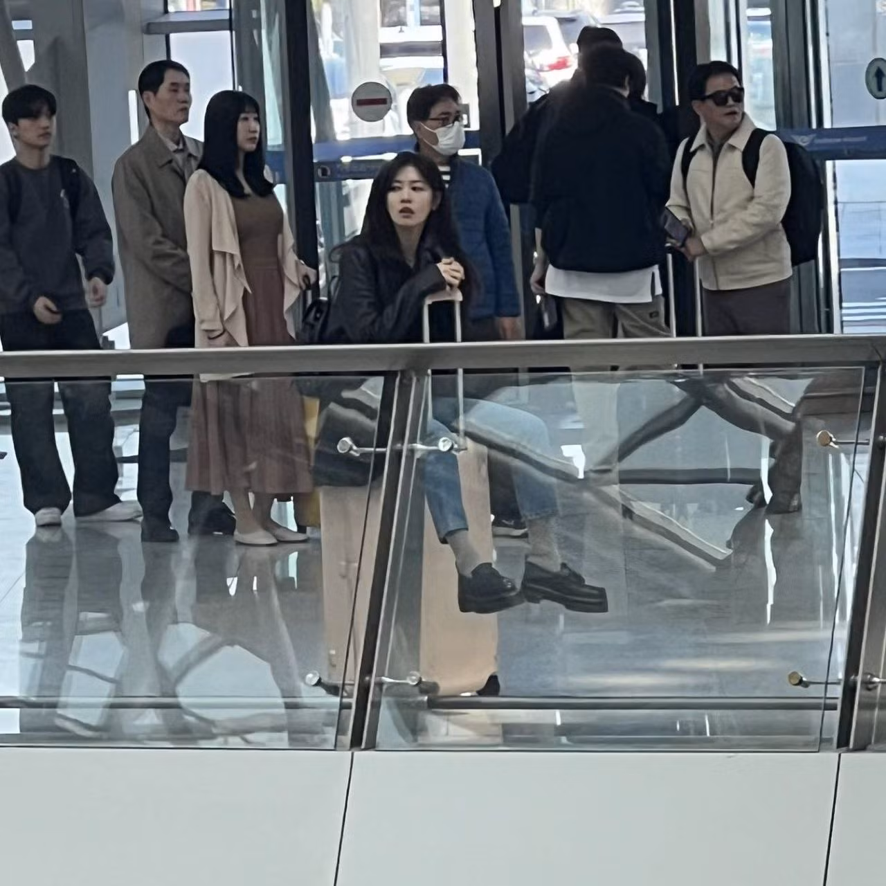 Jung So Min và Jung Hae In trong lúc quay phim do người qua đường chụp lại. Jung So Min và Jung Hae In trong lúc quay phim do người qua đường chụp lại.