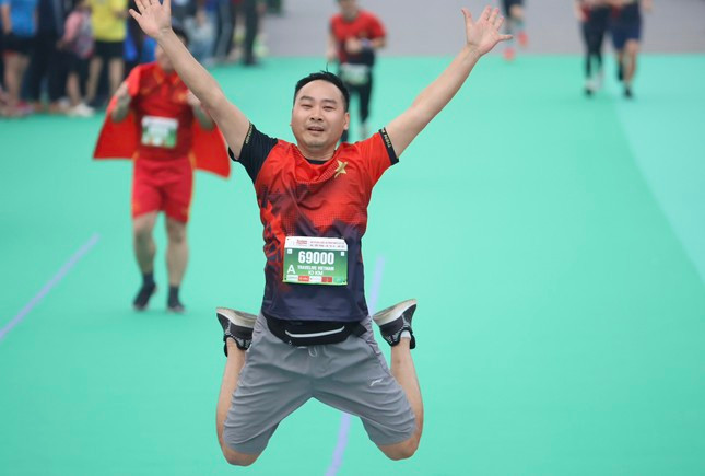 Muôn kiểu thể hiện niềm vui khi cán đích của các vận động viên.