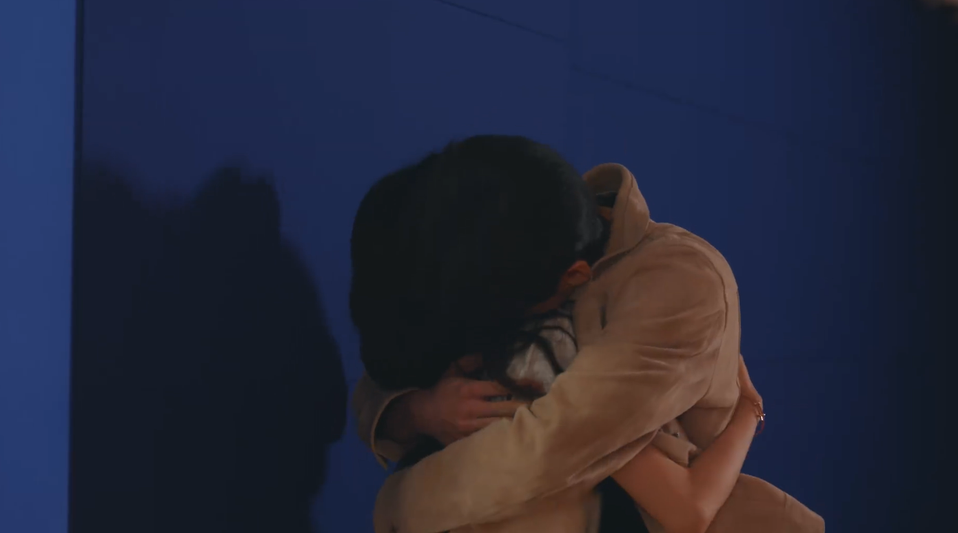 Cái ôm gục đầu sát vào cổ, vai A Giáng của Tang Diên được đánh giá là "siêu tình" và có "tính sát thương" cao với khán giả, lần này cũng vậy. Cái ôm gục đầu sát vào cổ, vai A Giáng của Tang Diên được đánh giá là "siêu tình" và có "tính sát thương" cao với khán giả, lần này cũng vậy.