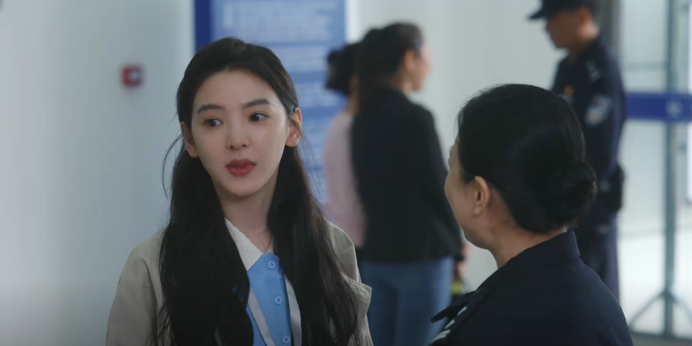 Dĩ Phàm gặp lại cô Trần - nữ cảnh sát từng cho cô ở nhờ một thời gian trước khi nhập học tại Nghi Hà. Dĩ Phàm gặp lại cô Trần - nữ cảnh sát từng cho cô ở nhờ một thời gian trước khi nhập học tại Nghi Hà.