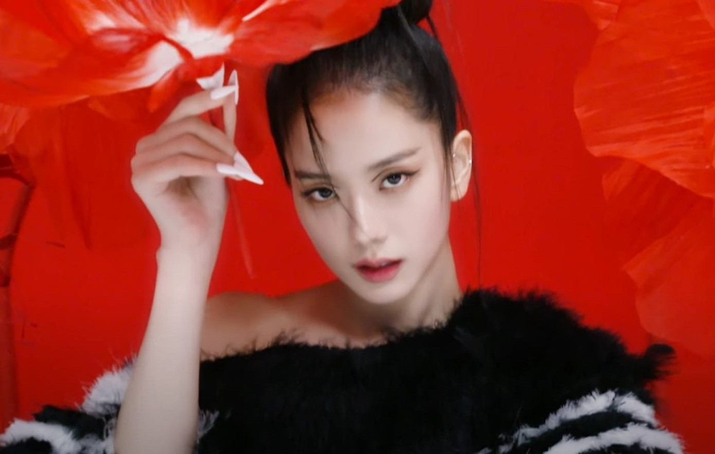 Mugunghwa cũng xuất hiệnt trong visual film đầu tiên của Jisoo.