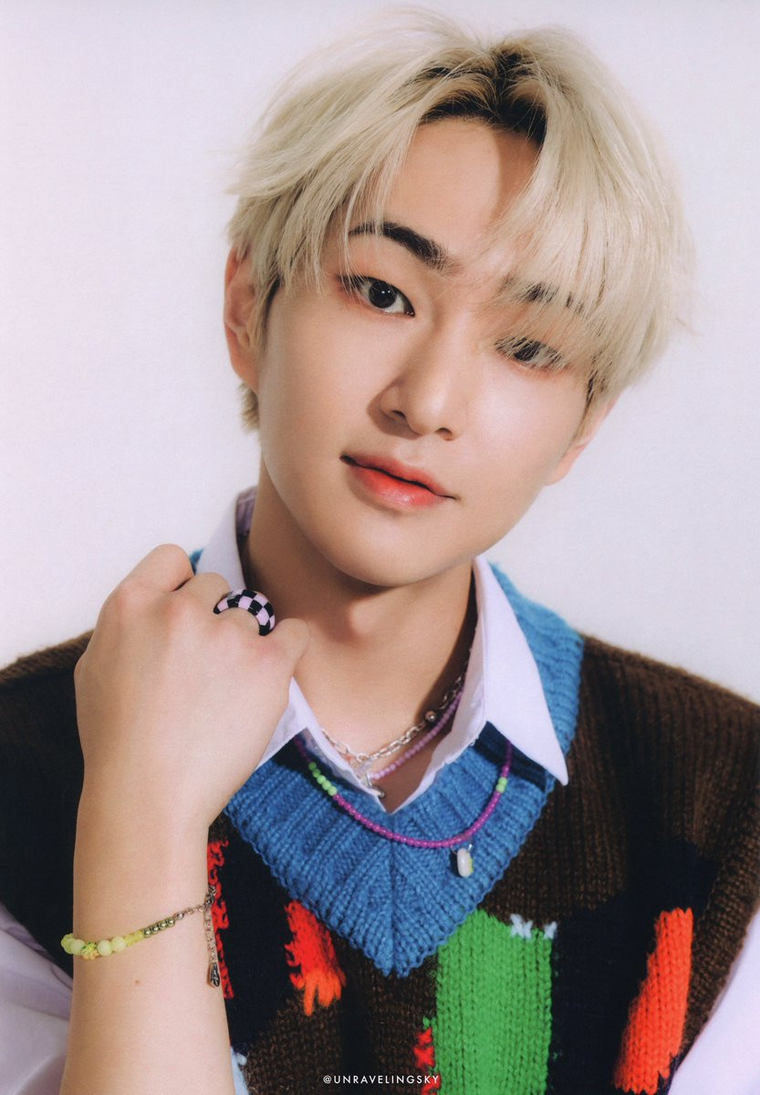 Onew vốn có gương mặt nhỏ nhưng đầy đặn, đối lập hoàn toàn với diện mạo hốc hác hiện tại. Onew vốn có gương mặt nhỏ nhưng đầy đặn, đối lập hoàn toàn với diện mạo hốc hác hiện tại.