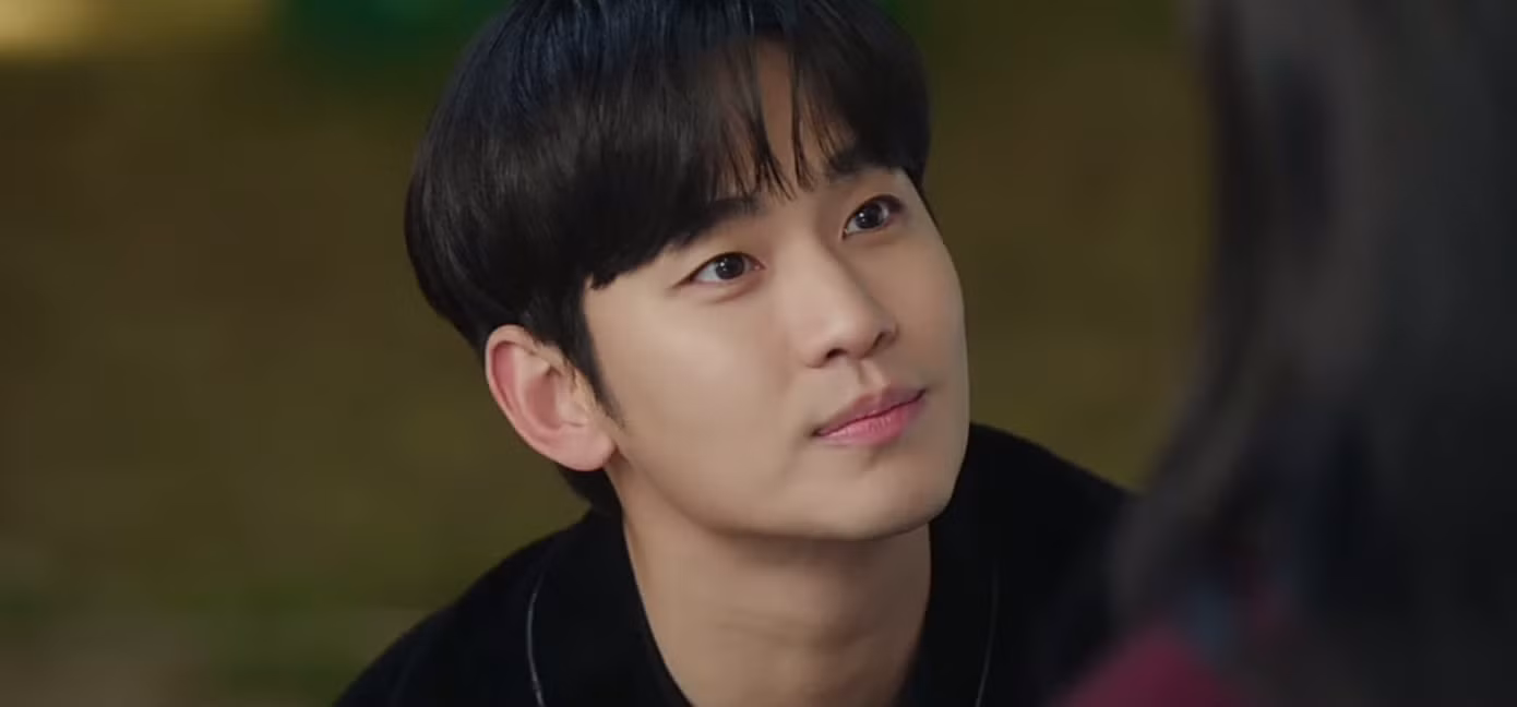 Được Hae In "nhập lệnh" nhìn trìu mến để gỡ gạc cho những bình luận "lụy chồng cũ" nên công khai bệnh tình cứu anh, Baek Hyun Woo cũng trao cô ánh mắt chứa đầy ngọt ngào, đến người xem cũng rung động.