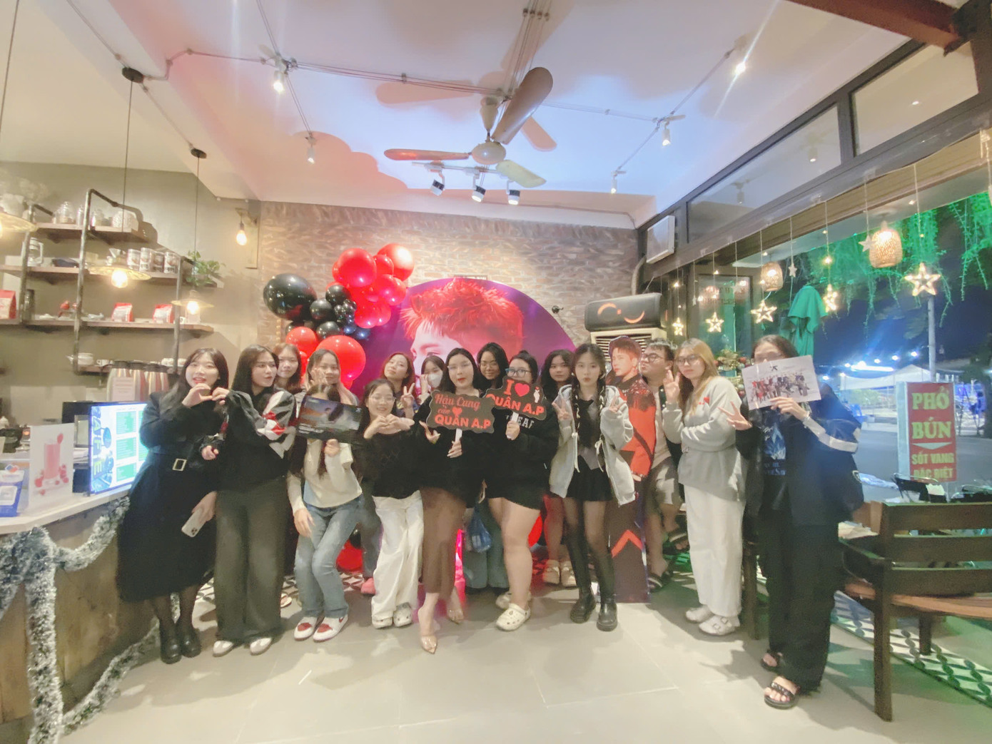 Nhóm fan hợp sức, cùng nhau hoàn thành việc dựng photobooth vào đêm muộn 6/12. Nhóm fan hợp sức, cùng nhau hoàn thành việc dựng photobooth vào đêm muộn 6/12.