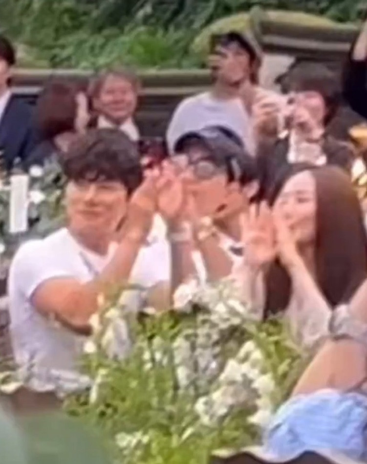 Lee Yi Kyung mặc áo phông, để tóc xoăn.