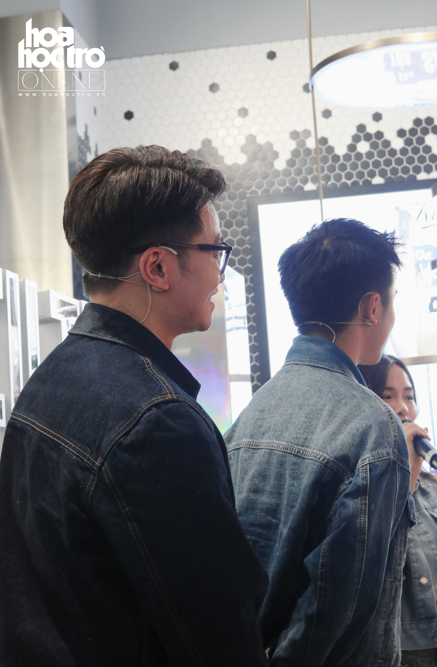 Bóng lưng cũng đẹp đôi! Bóng lưng cũng đẹp đôi!