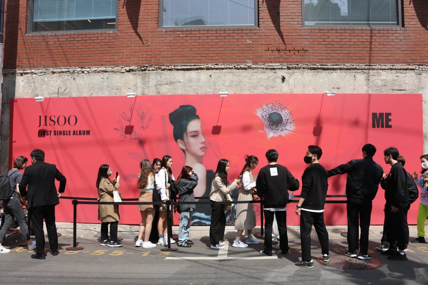 Trước cửa Platz S (Seoul), nơi Nhà Hoa của Jisoo mở cửa.