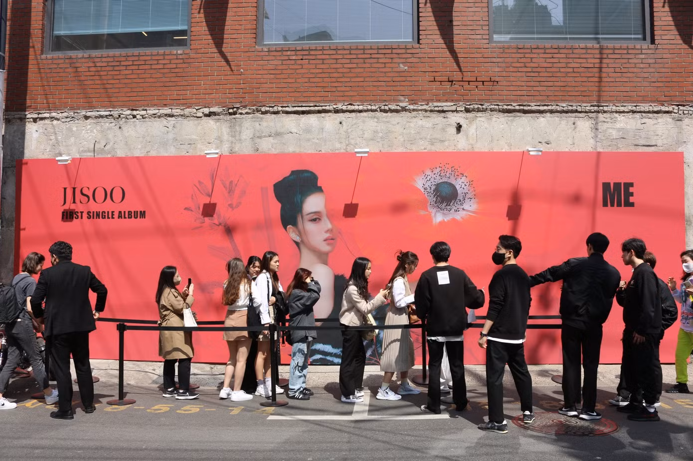 Trước cửa Platz S (Seoul), nơi Nhà Hoa của Jisoo mở cửa.