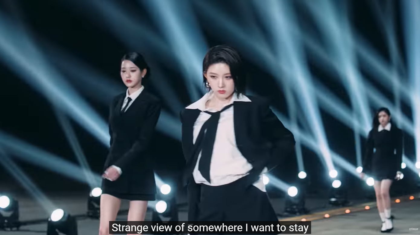 Thay vì phân đoạn cho bắn pháo hoa rợp trời khi đến điệp khúc hay cao trào của bài hát như các MV trước. Với I AM, IVE khiến fan bất ngờ khi biến đường băng sân bay thành sàn runway của riêng nhóm.