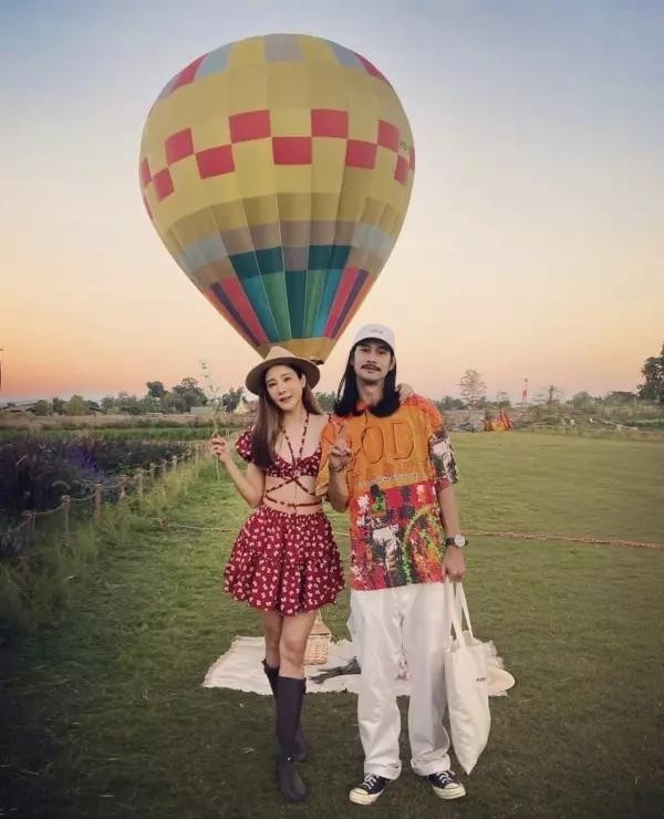 Mới đây, cô công khai hẹn hò với bạn trai ngoài ngành. Mới đây, cô công khai hẹn hò với bạn trai ngoài ngành.