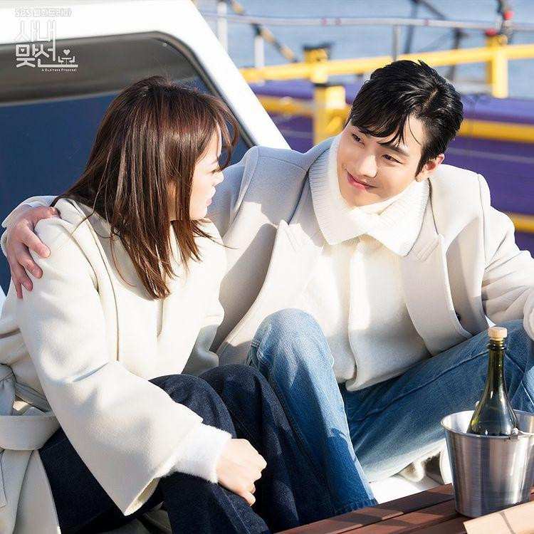 Trên danh nghĩa là bạn gái/ bạn trai giả nhưng những cử chỉ quan tâm, ánh mắt ngọt ngào hướng về phía đối phương của Ha Ri và Tae Moo là thật. Trên danh nghĩa là bạn gái/ bạn trai giả nhưng những cử chỉ quan tâm, ánh mắt ngọt ngào hướng về phía đối phương của Ha Ri và Tae Moo là thật.