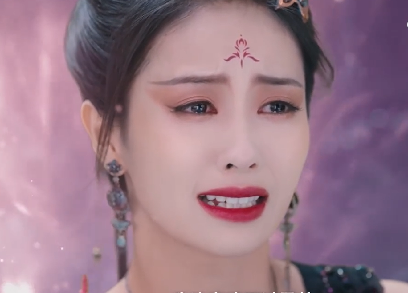 Biểu cảm vừa đau khổ vừa uất hận của Tang Tửu khi nói ra sự thật cô đã chết tại vực hoang không được Bạch Lộc thể hiện rõ và bị netizen cho rằng "quá gồng". Biểu cảm vừa đau khổ vừa uất hận của Tang Tửu khi nói ra sự thật cô đã chết tại vực hoang không được Bạch Lộc thể hiện rõ và bị netizen cho rằng "quá gồng".