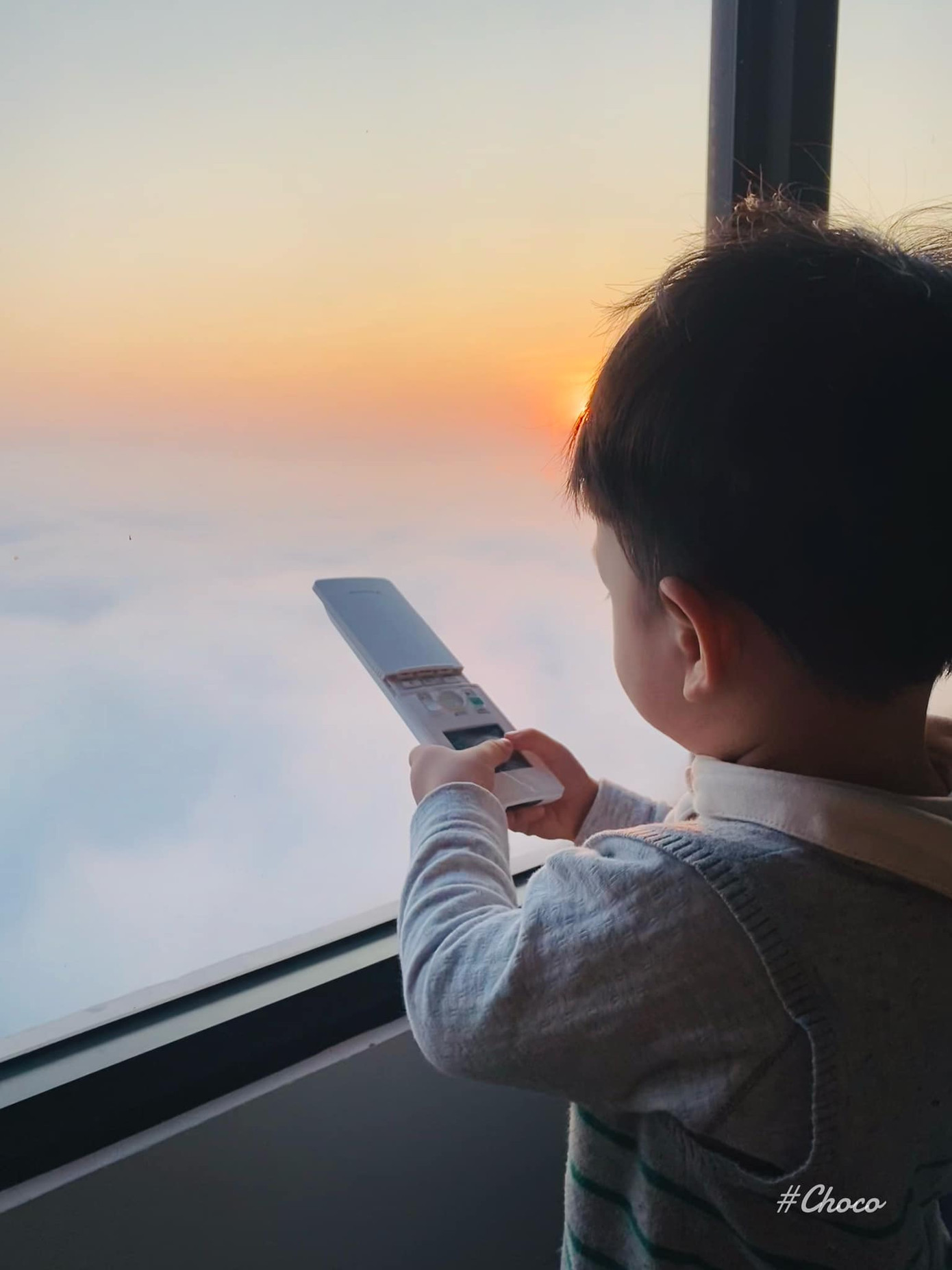 Một chiếc em bé được mẹ đùa rằng do cầm ngược điều khiển mà bật nhầm chế độ “siêu mây”. - Nguồn: Thùy Dương/ Choco