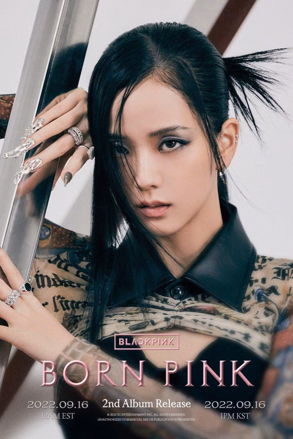 Jisoo gây ấn tượng với tạo hình tóc búi và mắt khói.