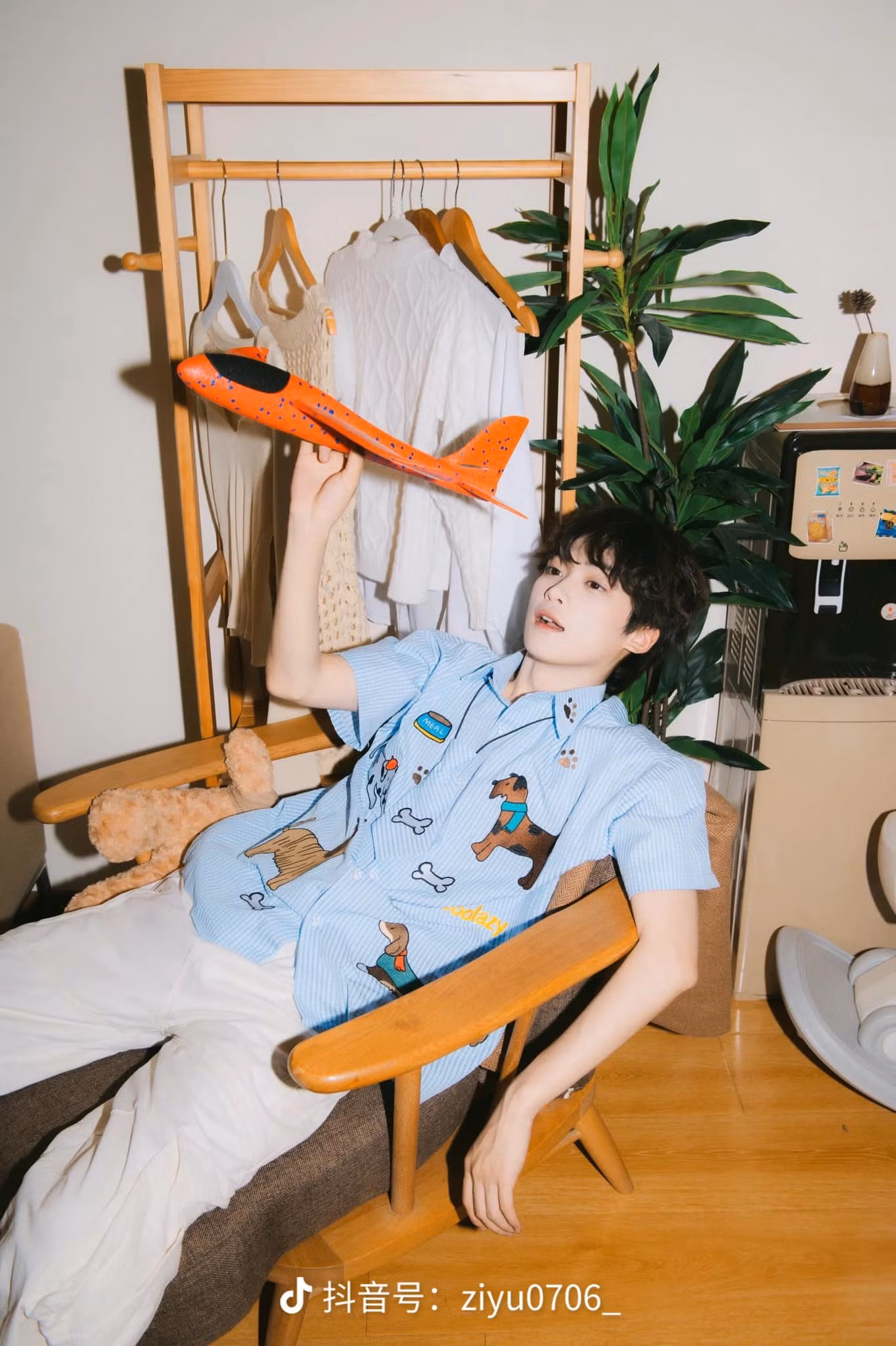 Từ loạt ảnh đời thường đến lúc giao lưu với người hâm mộ, Tử Du đều toát ra vibe "bạn trai/ em trai nhà bên" tươi sáng, dễ chịu.