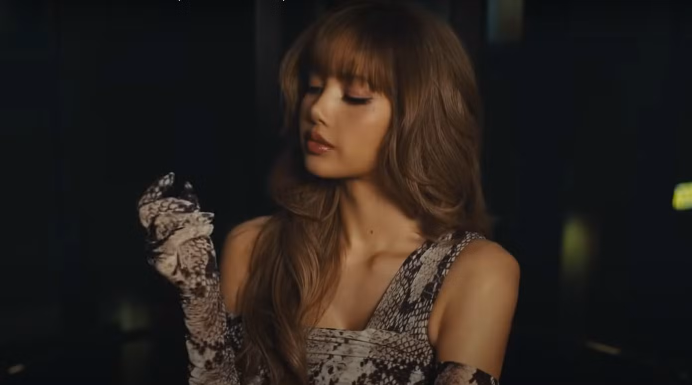 "Búp bê sống" Lisa quyến rũ, mê hoặc trong MV Priceless. "Búp bê sống" Lisa quyến rũ, mê hoặc trong MV Priceless.