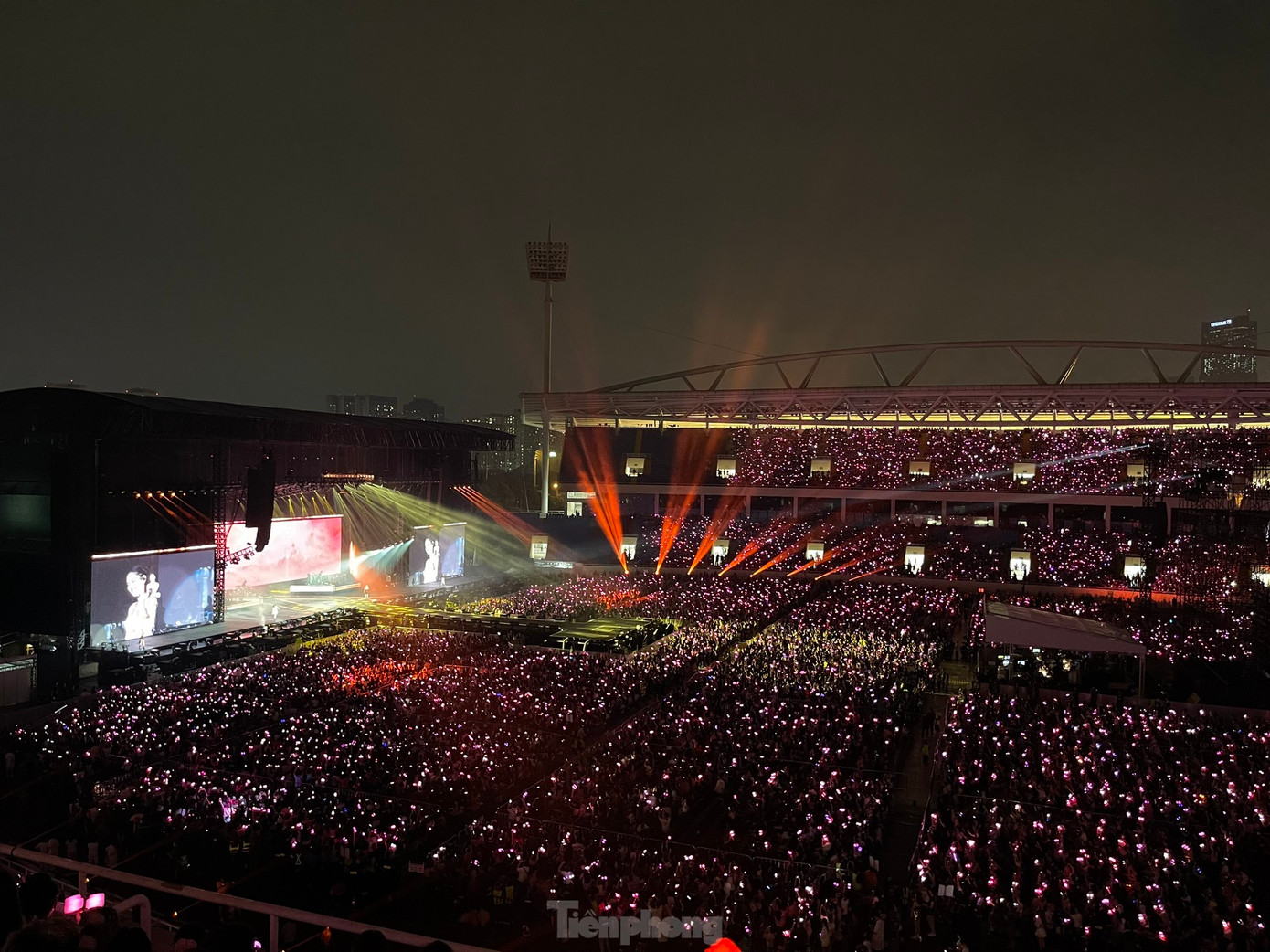 Biển hồng trong đêm diễn đầu tiên tại Hà Nội của BLACKPINK. - Ảnh: Trọng Tài, Như Ý