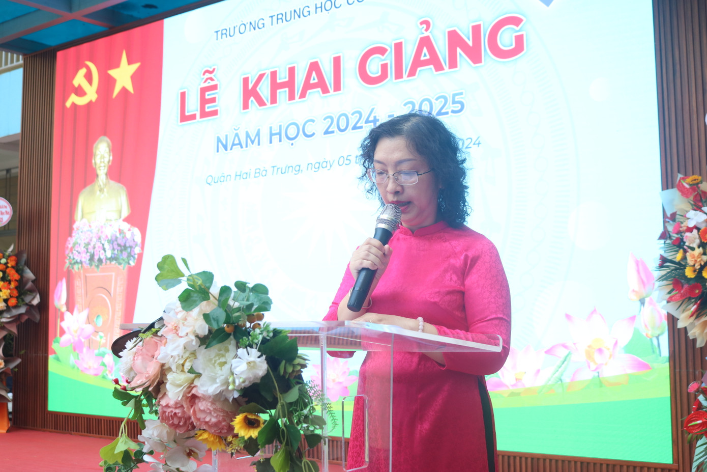 Nhà giáo Đặng Thị Thúy Quỳnh - Phó Hiệu trưởng đọc thư chúc mừng năm học mới 2024-2025 của Tổng Bí thư, Chủ tịch nước Tô Lâm. Nhà giáo Đặng Thị Thúy Quỳnh - Phó Hiệu trưởng đọc thư chúc mừng năm học mới 2024-2025 của Tổng Bí thư, Chủ tịch nước Tô Lâm.