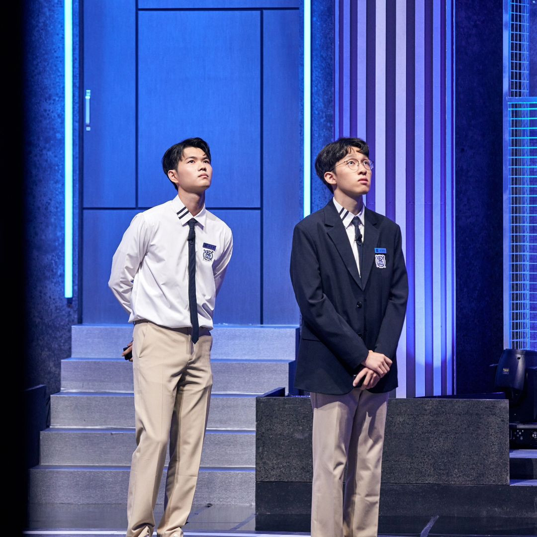 Gyumin (mặc áo khoác) là người duy nhất trong đội nhớ được bảng gồm 30 số có 3 chữ số trong 4 phút ở bài kiểm tra của chương trình trước trận đấu. Gyumin (mặc áo khoác) là người duy nhất trong đội nhớ được bảng gồm 30 số có 3 chữ số trong 4 phút ở bài kiểm tra của chương trình trước trận đấu.