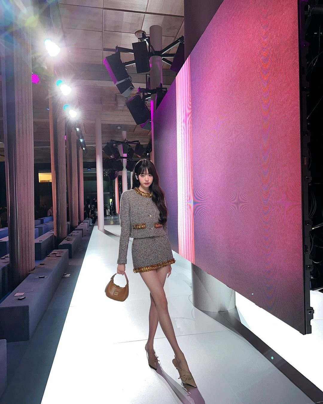 Jang Wonyoung mang về 3 triệu USD (gần 70 tỷ đồng) giá trị truyền thông (EMV) cho Miu Miu trong lần tham dự Paris Fashion Week năm ngoái, tại show diễn ra mắt bộ sưu tập Spring - Summer 2024.