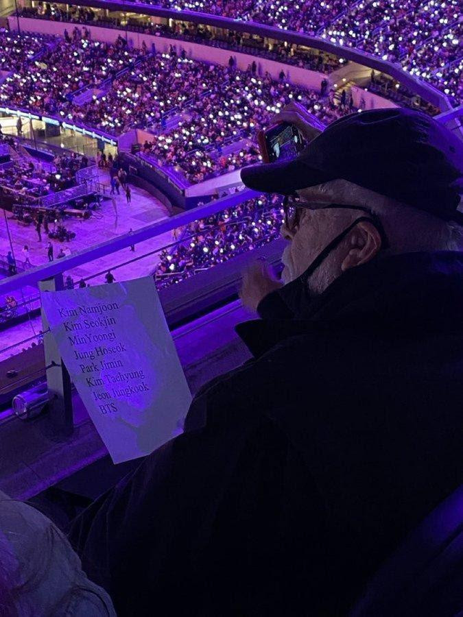 Bức ảnh chụp một fan đặc biệt được fandom của BTS chia sẻ rầm rộ. Bức ảnh chụp một fan đặc biệt được fandom của BTS chia sẻ rầm rộ.