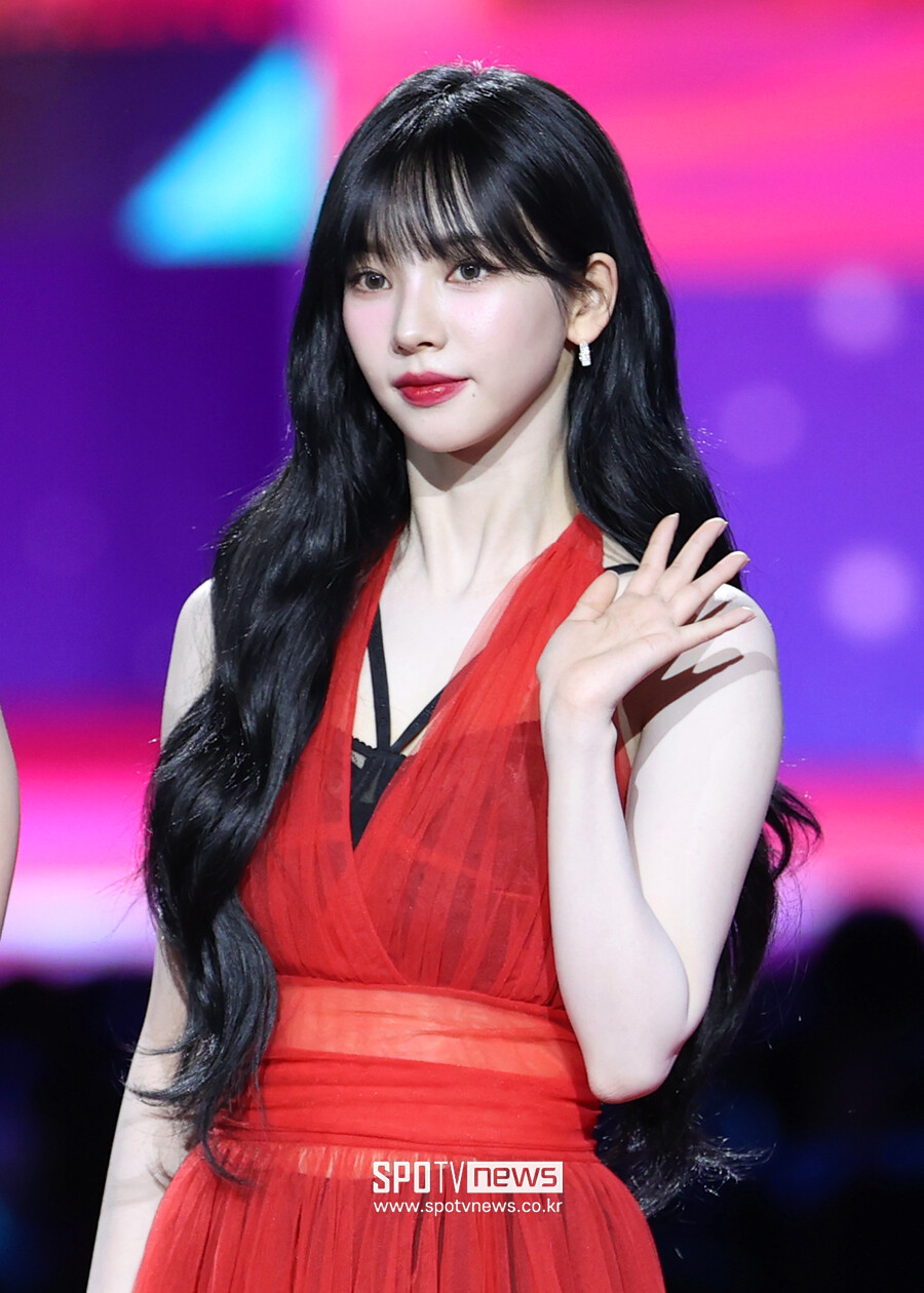 Karina đẹp tựa Bạch Tuyết với làn da trắng sứ và mái tóc đen xoăn dài.