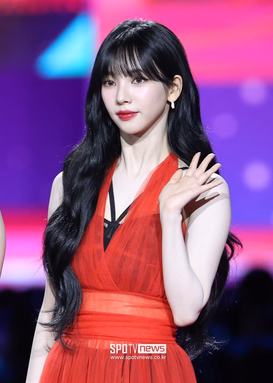 Karina đẹp tựa Bạch Tuyết với làn da trắng sứ và mái tóc đen xoăn dài.