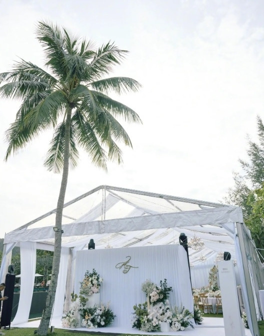 Lễ đường được bao phủ bởi tông trắng, dùng hoa hồng trắng, vàng và hoa lan để trang trí. Lễ đường được bao phủ bởi tông trắng, dùng hoa hồng trắng, vàng và hoa lan để trang trí.