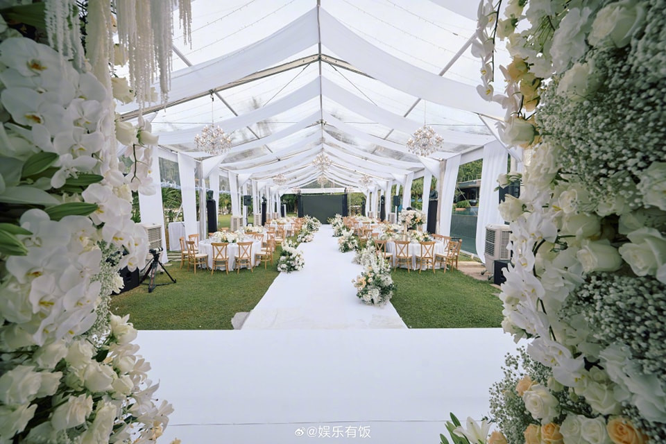 Lễ đường được bao phủ bởi tông trắng, dùng hoa hồng trắng, vàng và hoa lan để trang trí. Lễ đường được bao phủ bởi tông trắng, dùng hoa hồng trắng, vàng và hoa lan để trang trí.