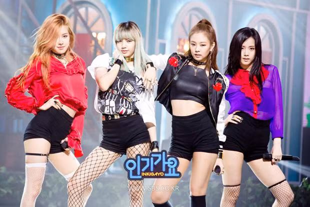 Chỉ sau 13 ngày ra mắt, Whistle giành chiếc cúp đầu tiên trên SBS Inkigayo, củng cố vững chắc cho danh hiệu “tân binh khủng long” mà truyền thông đã ưu ái dành cho BLACKPINK. Chỉ sau 13 ngày ra mắt, Whistle giành chiếc cúp đầu tiên trên SBS Inkigayo, củng cố vững chắc cho danh hiệu “tân binh khủng long” mà truyền thông đã ưu ái dành cho BLACKPINK.