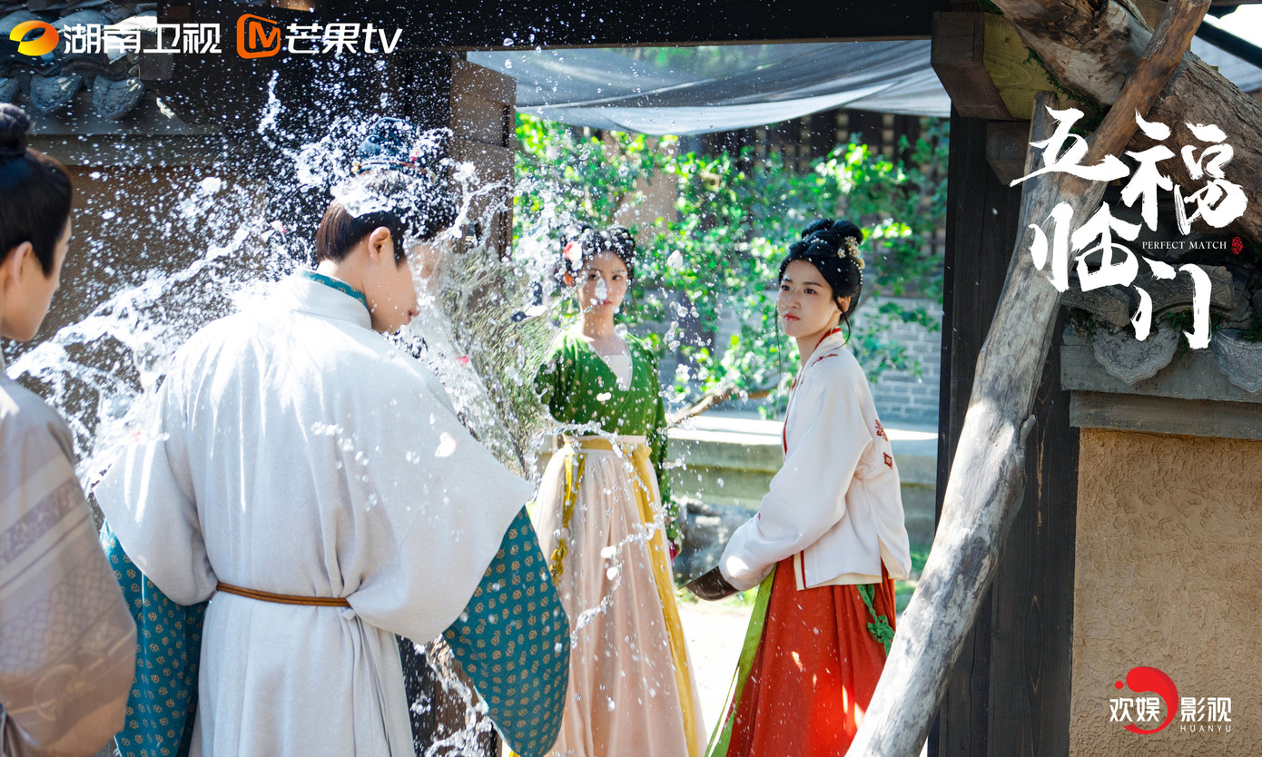 Sài lang quân bị &quot;đội nồi&quot; tới hai lần chỉ trong tập 4. Chàng bị Khang Ninh hắt trà vào mặt, nhận một cái bạt tai, rồi chịu nguyên một xô nước lạnh.