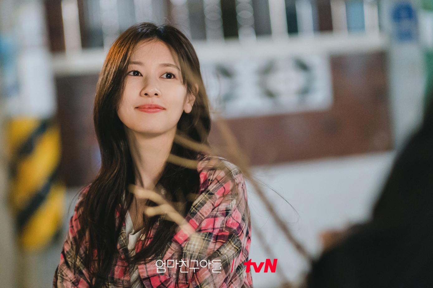 Jung So Min theo học ballet và múa truyền thống Hàn Quốc khi còn đi học Tiểu học tới Trung học. Có lẽ vì được tiếp xúc với nghệ thuật từ bé, cô nàng đã lựa chọn con đường sự nghiệp diễn viên thay vì nối nghiệp kinh doanh của gia đình.