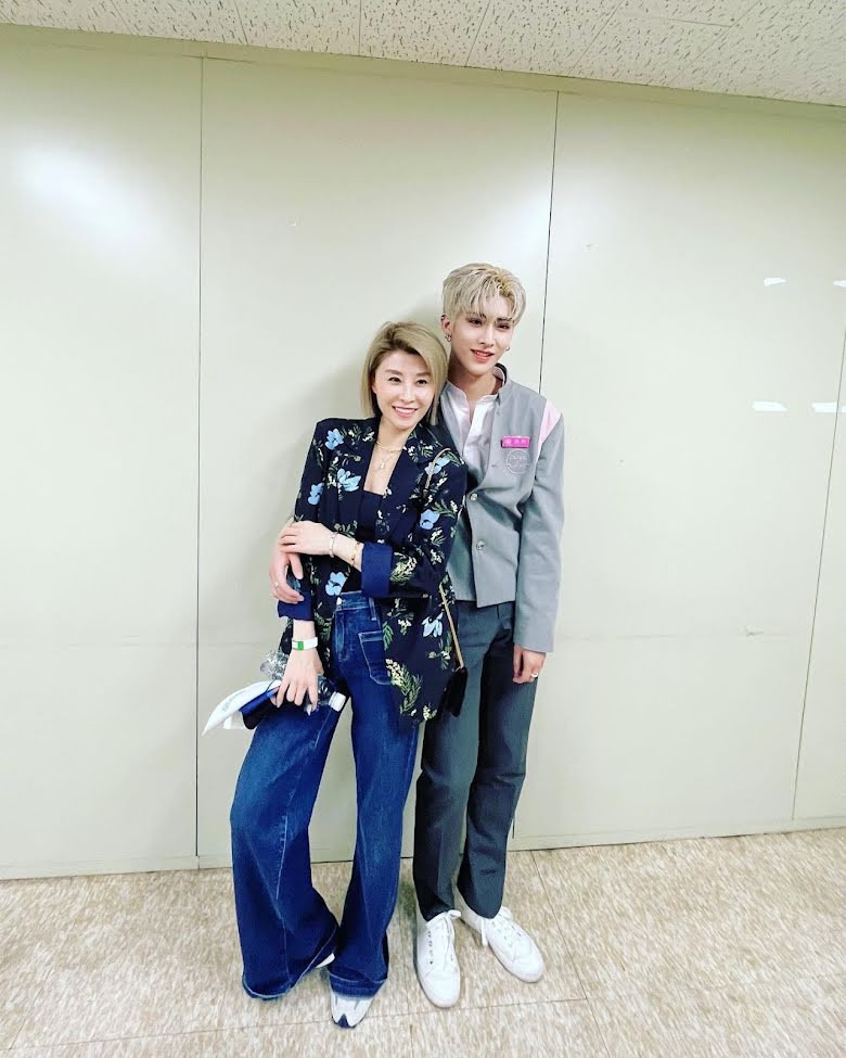 Mẹ chụp hình cùng Ricky tại hậu trường đêm Chung kết của Boys Planet 999. Mẹ chụp hình cùng Ricky tại hậu trường đêm Chung kết của Boys Planet 999.