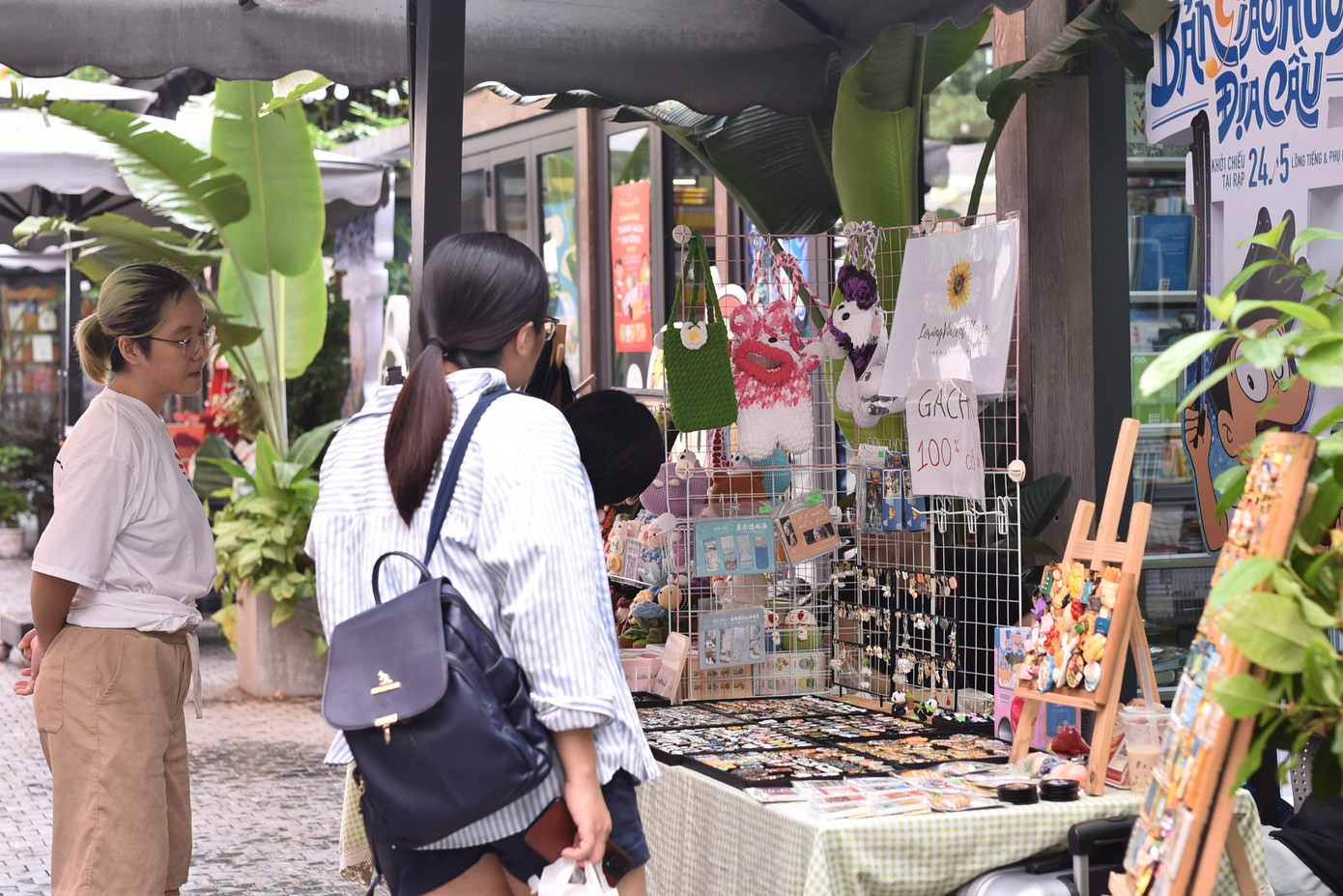 Nhiều bạn trẻ tới Phố sách từ sớm để tham quan, check-in. Nhiều bạn trẻ tới Phố sách từ sớm để tham quan, check-in.