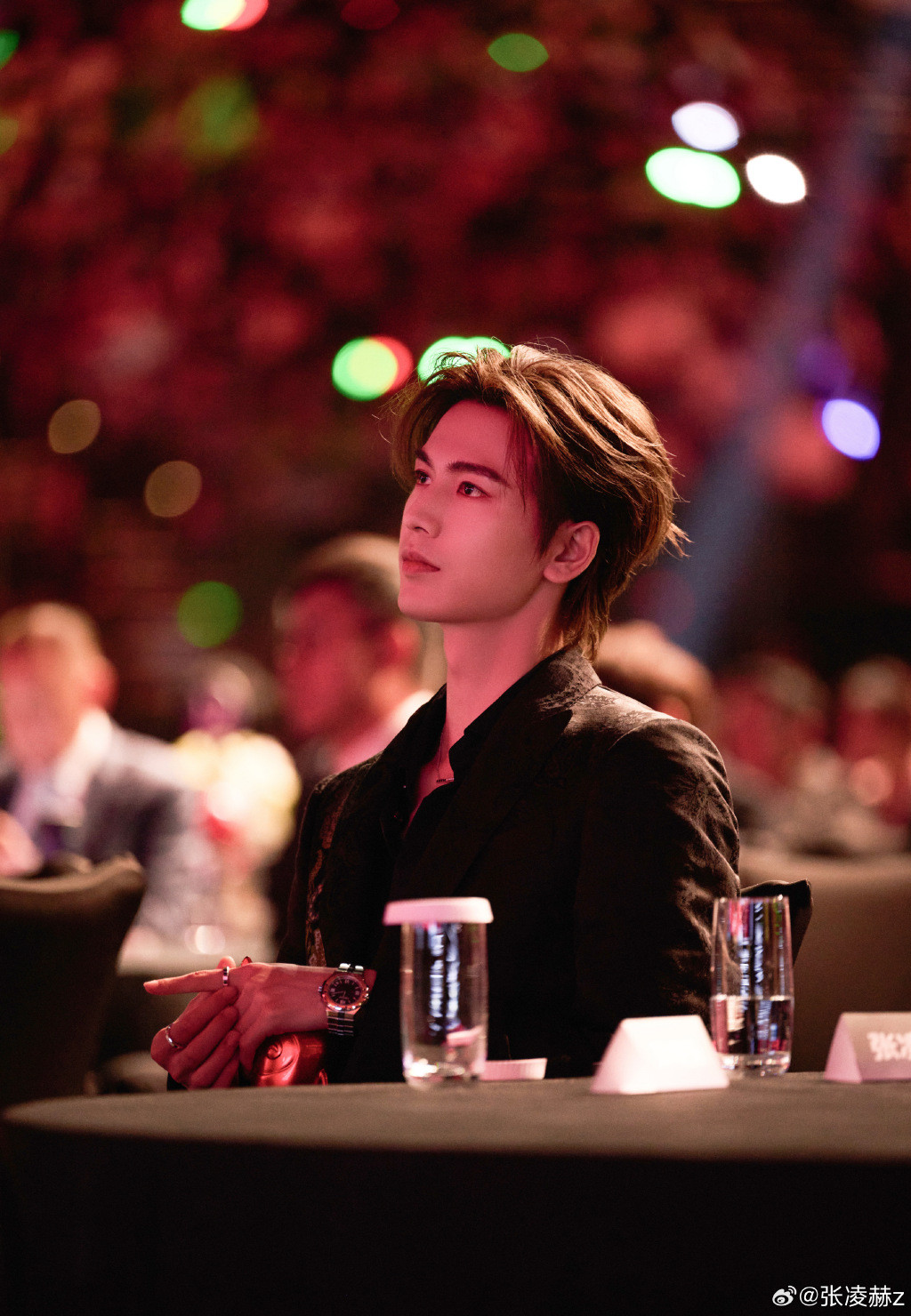 Trương Lăng Hách như thiếu gia nhà hào môn tại Đêm hội Gào thét 2023. Trương Lăng Hách như thiếu gia nhà hào môn tại Đêm hội Gào thét 2023.