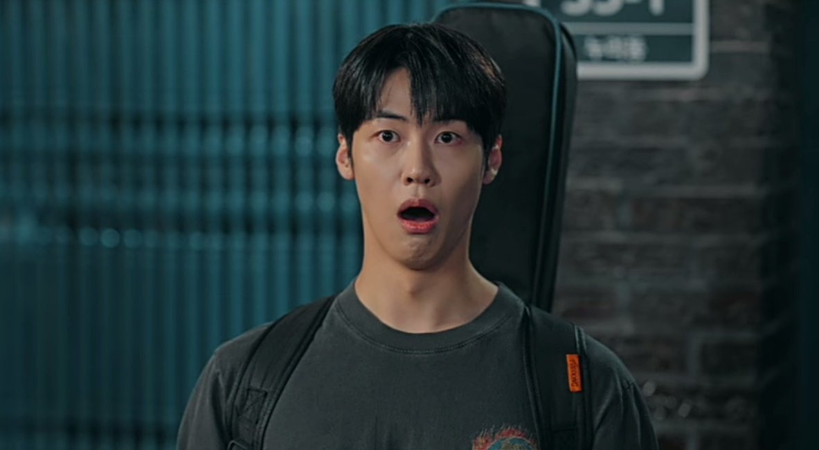 Baek In Hyuk từng sốc há hốc miệng, không nói nên lời khi thấy cậu bạn thân Sun Jae nghiêm túc bỗng "tưng tửng", nồng nhiệt hôn gió hướng về phía phòng Im Sol sau khi tiễn crush về.