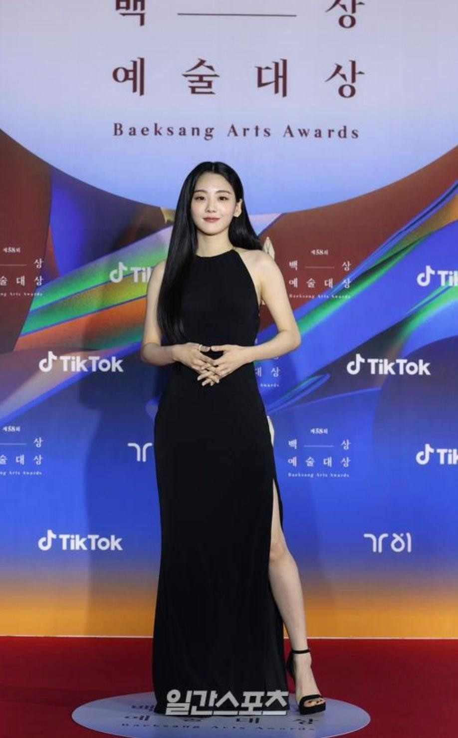 Lớp trưởng của All of Us Are Dead - Cho Yi Hyun sang trọng trong chiếc đầm xẻ tà đen táo bạo