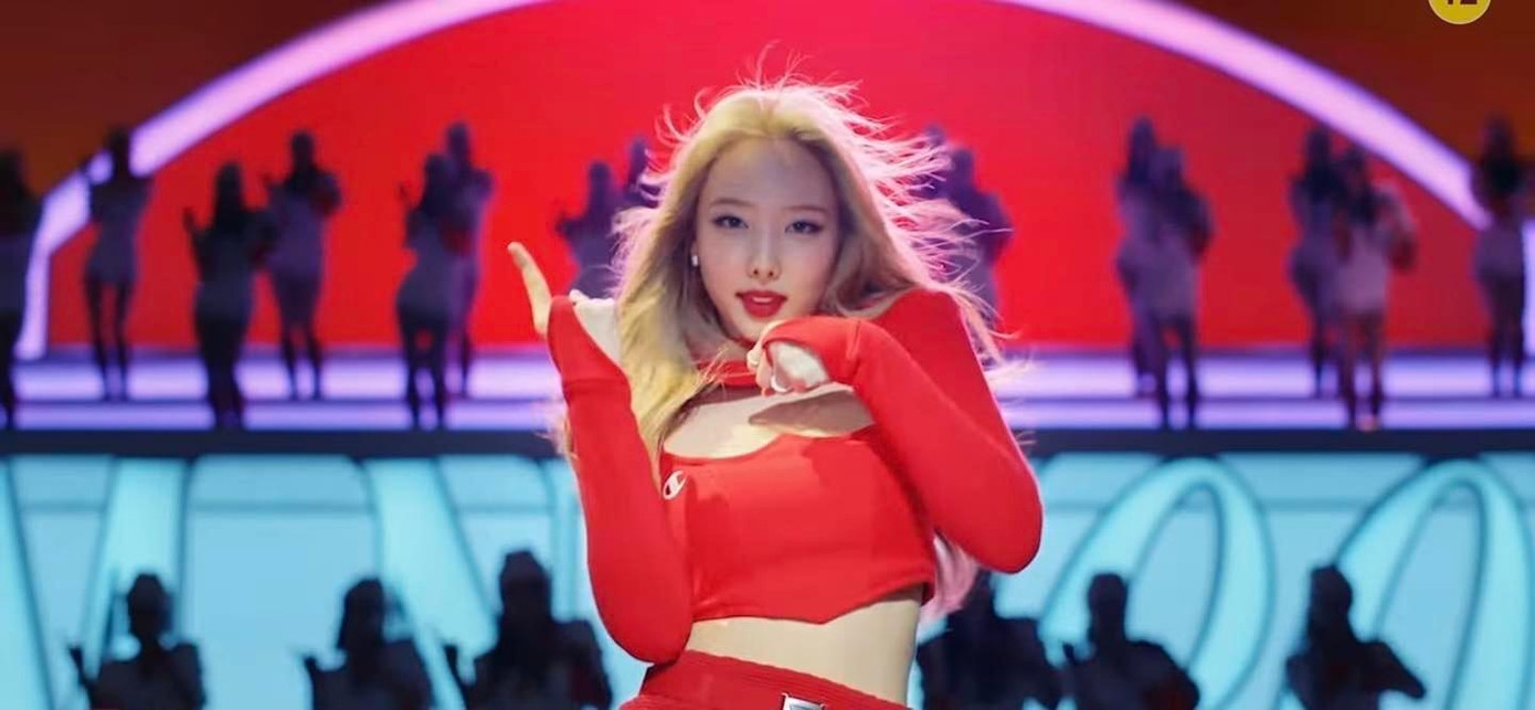 POP! cũng mang giai điệu sôi động, khoe được giọng hát cao và trong trẻo của "em út pha-ke" nhà TWICE. Ca khúc được nhận xét là khá "dễ ngấm". POP! cũng mang giai điệu sôi động, khoe được giọng hát cao và trong trẻo của "em út pha-ke" nhà TWICE. Ca khúc được nhận xét là khá "dễ ngấm".