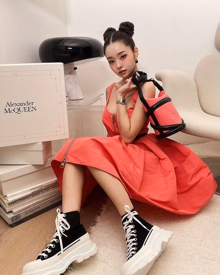 Song Ji A gần như luôn xuất hiện với những set đồ hiệu đắt giá đến từ các nhà mốt hàng đầu.