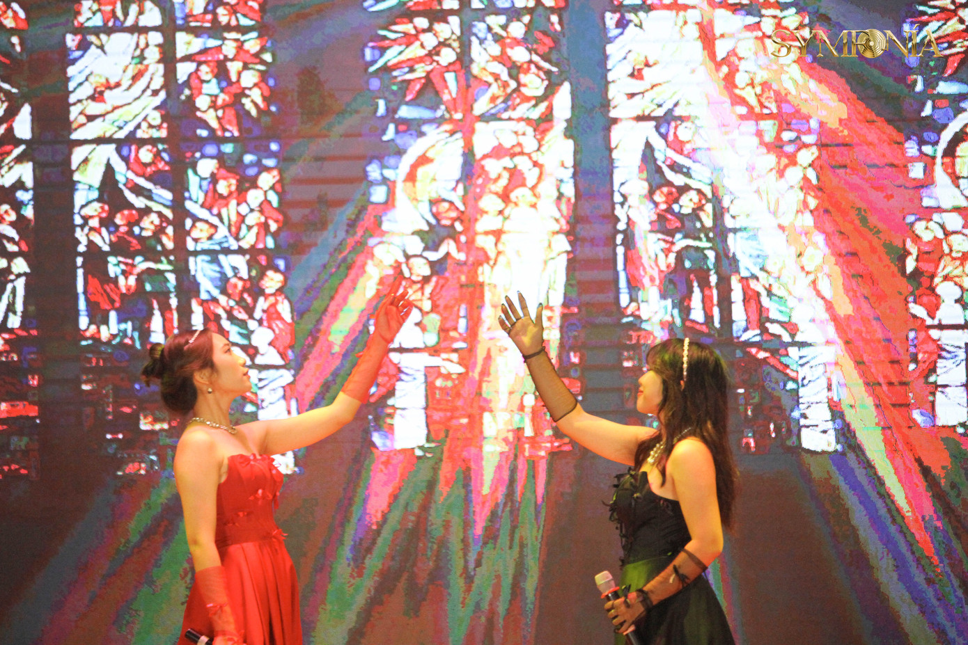 Tiết mục hát Góc tối và 0h00 khiến không ít người xem phải “nổi da gà” trước sự ma quái và chuyên nghiệp của các bạn sinh viên. Tiết mục hát Góc tối và 0h00 khiến không ít người xem phải “nổi da gà” trước sự ma quái và chuyên nghiệp của các bạn sinh viên.