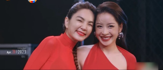 Tương tác "cưng xỉu" của Ella và Chi Pu ở bài hát chủ đề. Tương tác "cưng xỉu" của Ella và Chi Pu ở bài hát chủ đề.