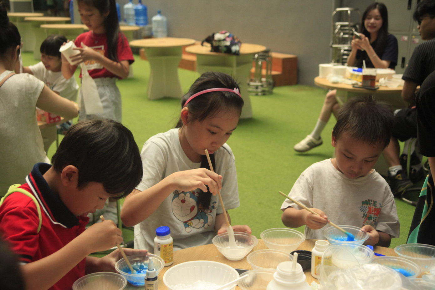 Teen và tween được tham gia trực tiếp vào việc chế tạo hay làm nên những sản phẩm độc đáo, vận dụng kiến thức để giải đố có thưởng.