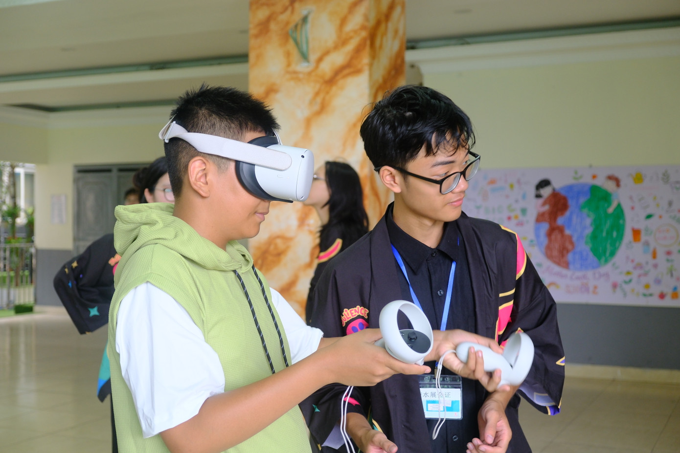 Teen và tween được tham gia trực tiếp vào việc chế tạo hay làm nên những sản phẩm độc đáo, vận dụng kiến thức để giải đố có thưởng.