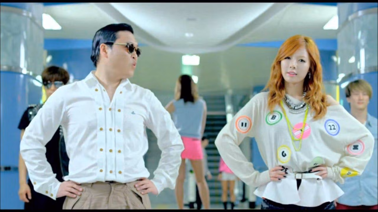 HyunA là nữ chính trong bản hit Gangnam Style.