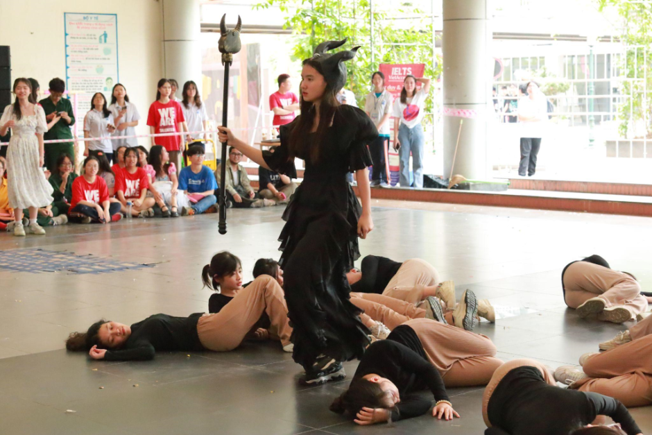 Tiết mục của khối chuyên Pháp lấy cảm hứng từ bộ phim Maleficent. Tiết mục của khối chuyên Pháp lấy cảm hứng từ bộ phim Maleficent.