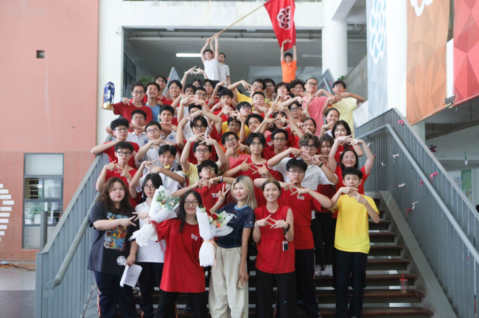 Khối Song Bằng Tú Tài xuất sắc dành danh hiệu Quán quân. Khối Song Bằng Tú Tài xuất sắc dành danh hiệu Quán quân.