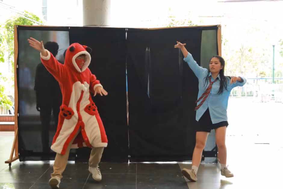 Tiết mục của khối chuyên Tin được dựa trên bộ phim Turning Red.