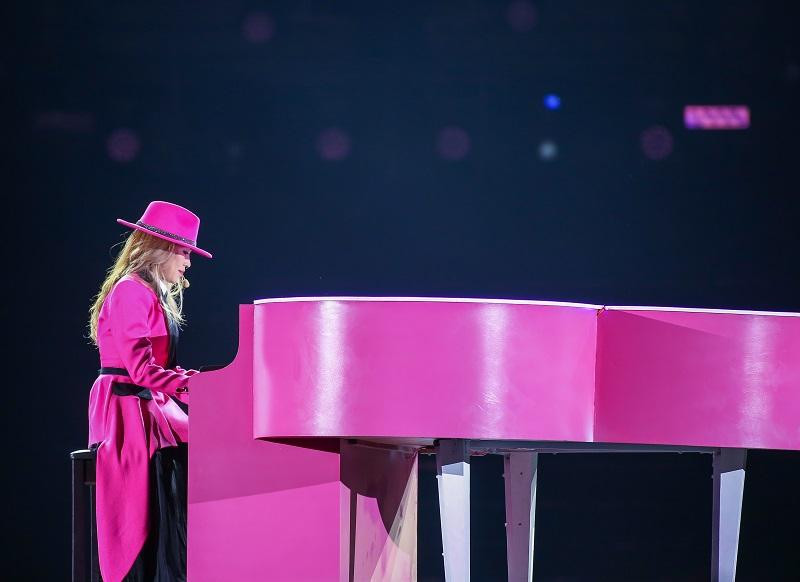 Set trang phục hồng &quot;tone-sur-tone&quot; với chiếc đàn piano đầy ấn tượng của Mỹ Tâm.