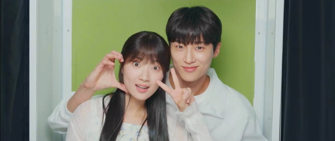 Nói là "cục u" nhưng Sun Jae vẫn chiều Sol tạo dáng trái tim má làm chính cô cũng bất ngờ. Nói là "cục u" nhưng Sun Jae vẫn chiều Sol tạo dáng trái tim má làm chính cô cũng bất ngờ.